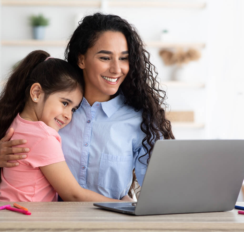 Mae e filha em frente a laptop